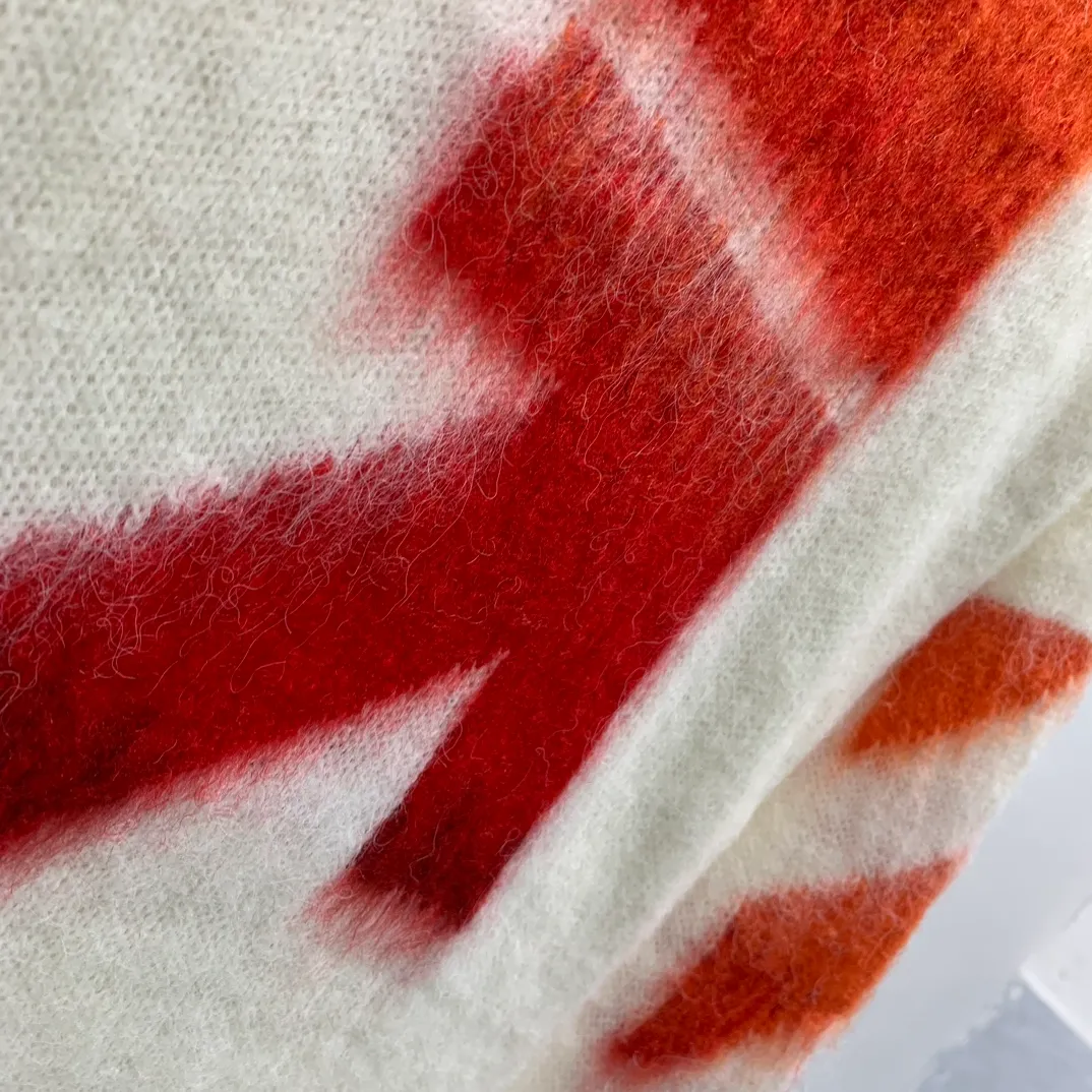 New top tested version OFFWHITE (OW) gradient mohair striped arrow sweater hoodie gradient rendering arrow couple sweater Mohair (English Mohair; Turkish: MUKHYAR) refers to the coat of Angora goats, also known as Angora goat hair. The name comes from Turkish, meaning "the best hair". It has good elasticity, pressure resistance and special luster. It is an excellent raw material for making plush fabrics and one of the most advanced animal textile fiber raw materials in the world market. Mohair has a shape similar to long wool. The fiber surface is smooth, strong luster, high strength, good elasticity, less curl, and easy to wash. Mohair can be used in jacquard blankets, long-haired coats and high-gloss wool fabrics. Mohair sweaters from ow are released every year🛒 The same style and ever-changing colors. There is really no girl who doesn’t love it. It is super suitable for wearing under a down jacket in winter without being bulky! If the lower body is missing, their favorite os version🙋🏻‍♀️ intuitively adds natural softness and fairy beauty effect, which is the best choice! The upper body is lightweight and does not weigh down the body while keeping warm. The sleeves and the gradient arrow parts on the back are repeatedly patterned until the gradient level is satisfied before large-scale products are released. The craftsmanship is extremely demanding. Each sweater is woolen at least ten times to give it a plush, thick feel and good fluffiness! ✅ Fabric composition: 50% mohair 32 spandex 18% wool, three-level anti-pilling Color: black and white gradient Sizes Mohair is lighter and softer, so be careful not to machine wash it, not machine washable! ! emphasize! !  ⚠️Hand wash with warm water and cold water P:440